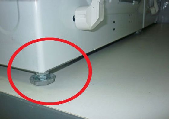 Washing machine feet height adjustment
