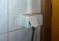 Connecting the washing machine to an electrical outlet