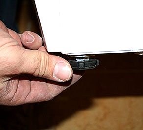 How to adjust the feet of a washing machine