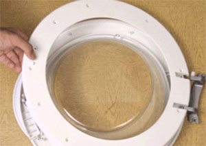 Демонтиране на капака на пералнята