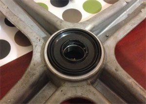 Oil seal in the crosspiece of a washing machine