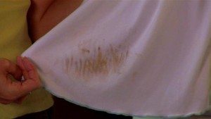 The washing machine stains the laundry