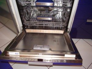 Вратата на съдомиялната машина не се затваря.