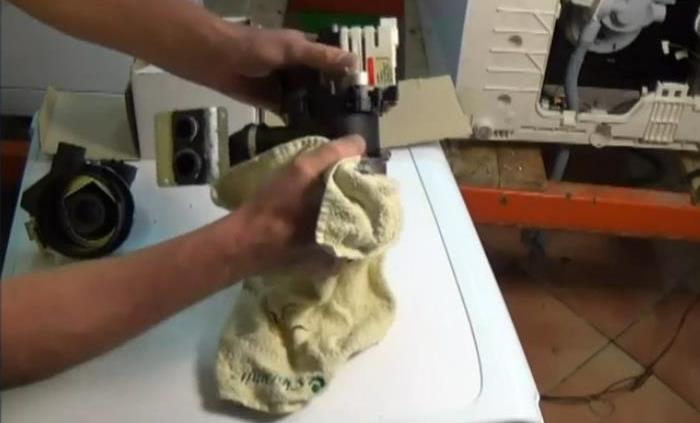 Replacing the heating element in an Indesit dishwasher