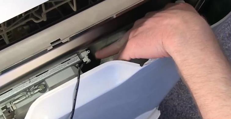 Replacing the control module in an Indesit dishwasher