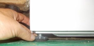 adjusting the feet of a washing machine