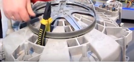 We block the pulley with pliers