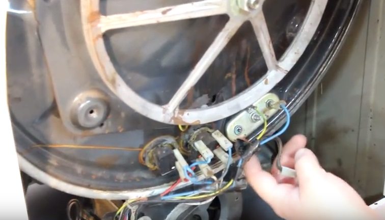 Where is the heating element located in the Ardo washing machine?