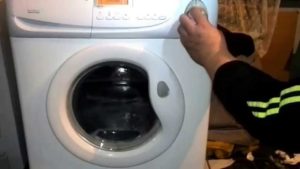 We check a used washing machine