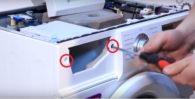 we unscrew the screws located behind the cuvette