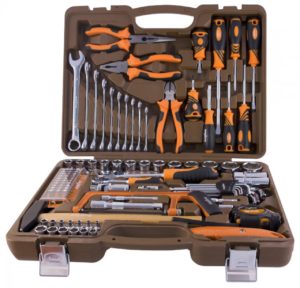 một bộ dụng cụ để tháo rời máy giặt