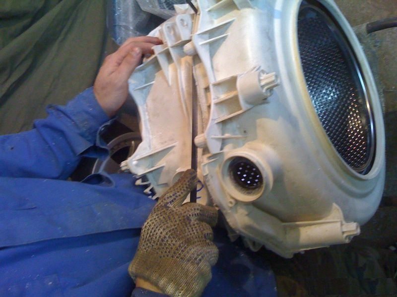 Chúng tôi đang cưa bỏ thùng chứa của máy giặt Indesit.