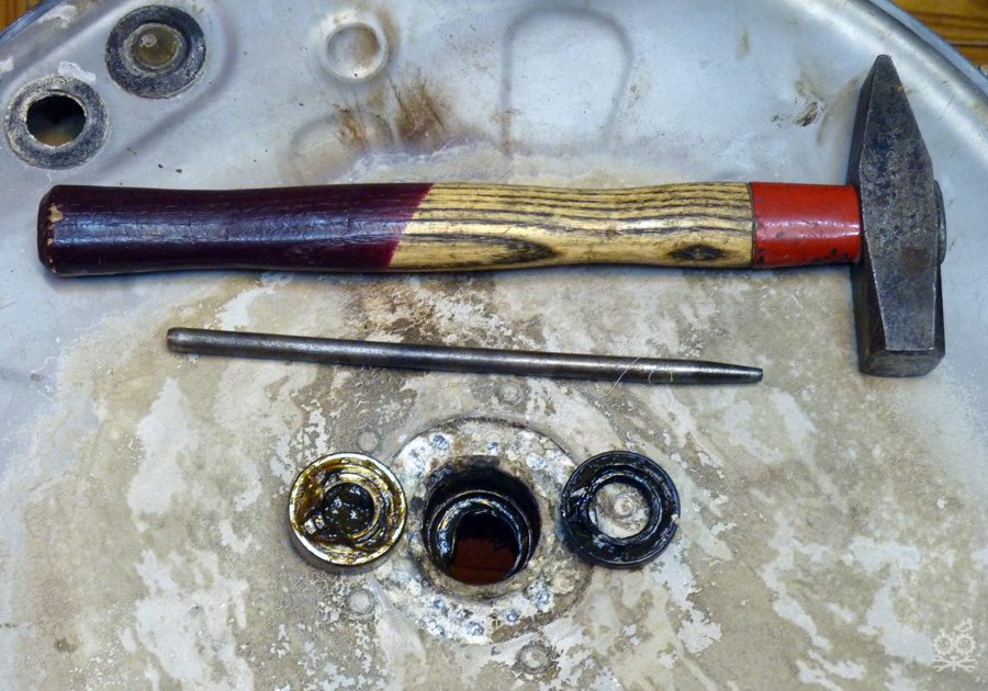 We remove the old bearing from the Electrolux washing machine.