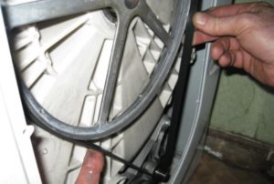 Replacing the drive belt on a washing machine