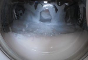 В пералнята остава пяна след пране.