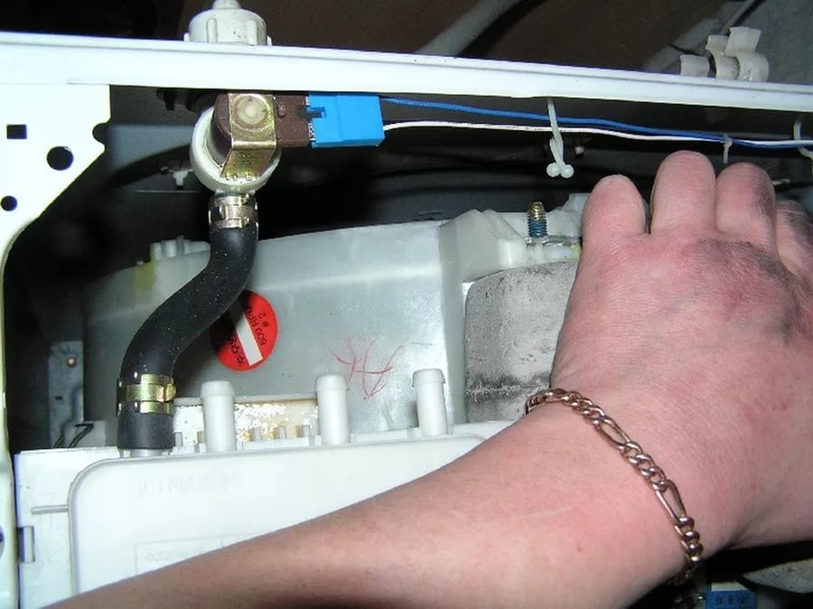 valve and branch pipe