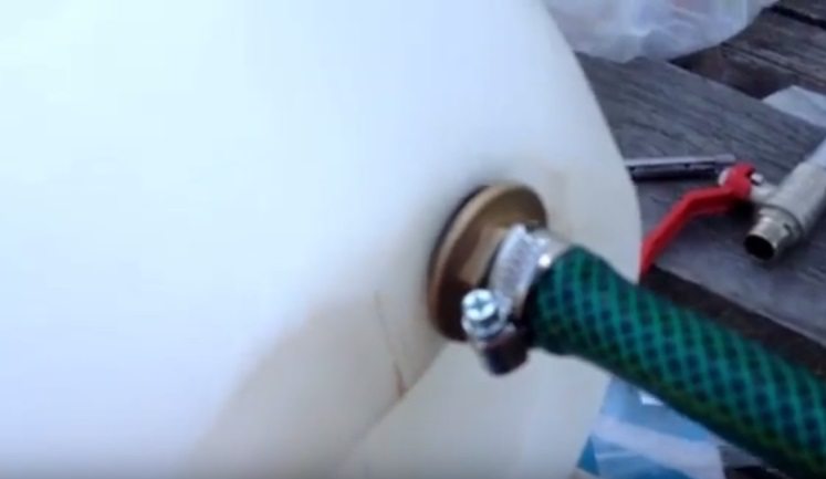 We connect the hose to the canister and secure it with a clamp