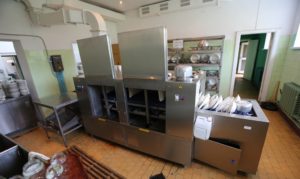use of a tunnel dishwasher