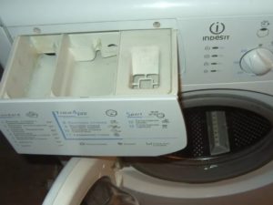 Indesit WISL 83 powder dispenser