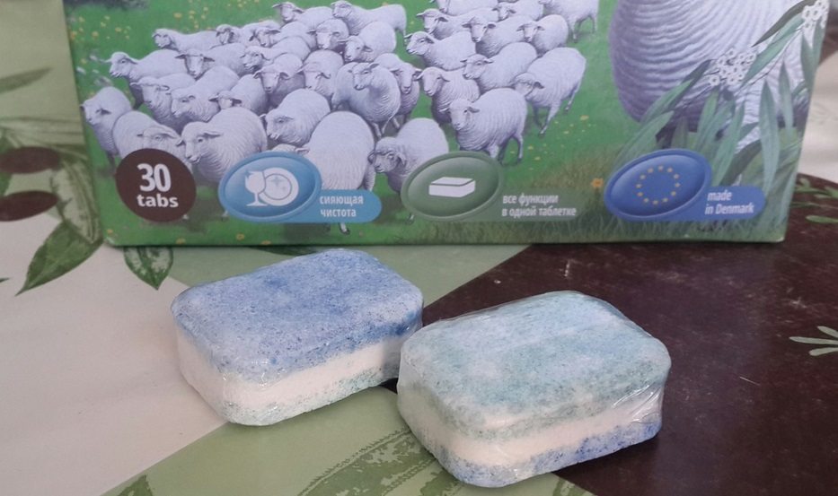 The front of the package and Biomio tablets