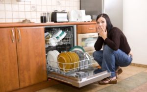 Съдовете миришат след измиване в съдомиялната машина.