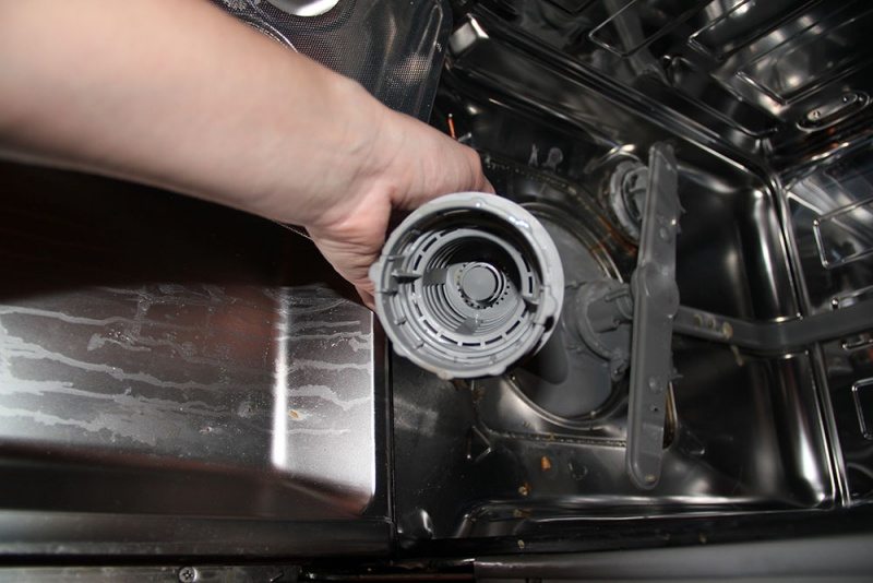 cleaning the trash filter