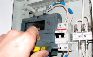 Когато включа съдомиялната машина, предпазителят се изключва.