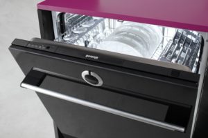 Черна съдомиялна машина