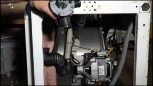 Checking the hose on the Ariston washing machine