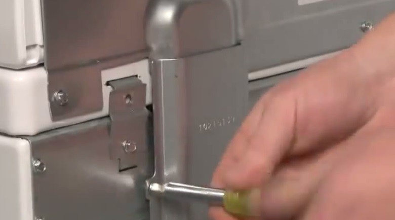 we unscrew the screws that hold the side wall of the case