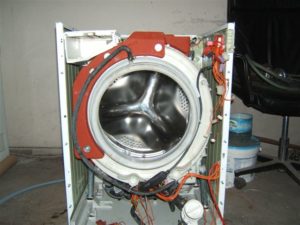 We remove the drum from the Samsung washing machine.