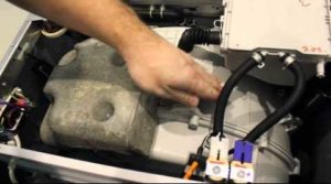 We check the shock absorbers by pressing on the tank with the drum from above