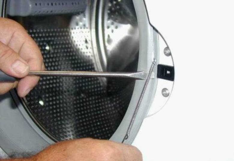 We pry up the spring clamp with a screwdriver