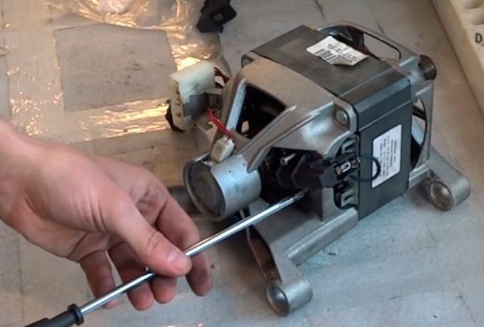 After removing the engine, we check the brushes.