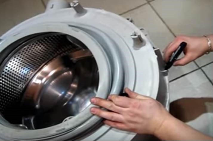 We make marks with a marker in the locations of the fasteners