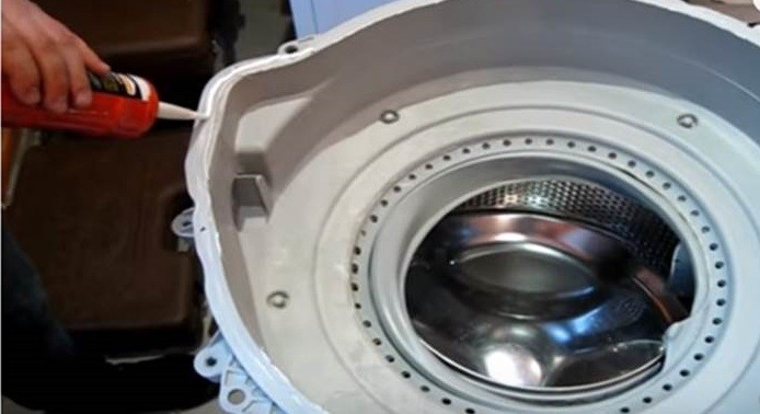 To glue the halves of the tank together, we apply a heat-resistant sealant