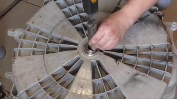 We press in the bearing, first the upper one, then the lower one.