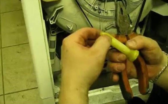 bandome ištraukti plastikinius kamščius