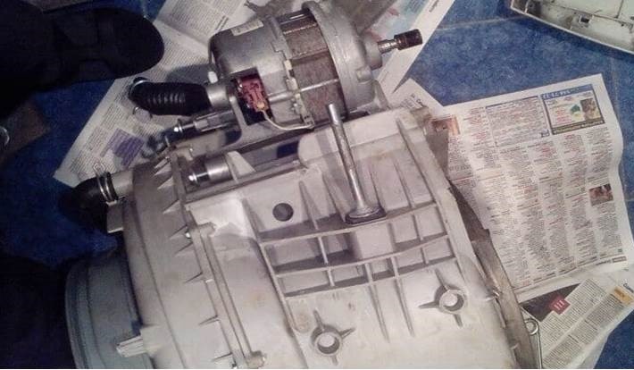 First, we'll install the engine and tighten the belt, and then we'll install the tank with the drum.