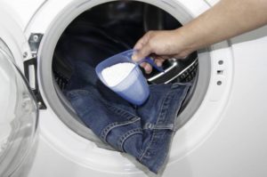 Can I pour powder into the drum of an automatic washing machine?