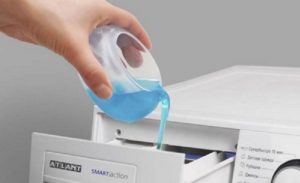 įpilkite pusę ploviklio