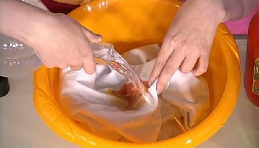 Removing grease stains with vinegar