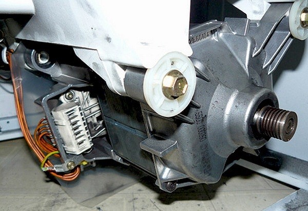 We unscrew the washing machine motor and remove it