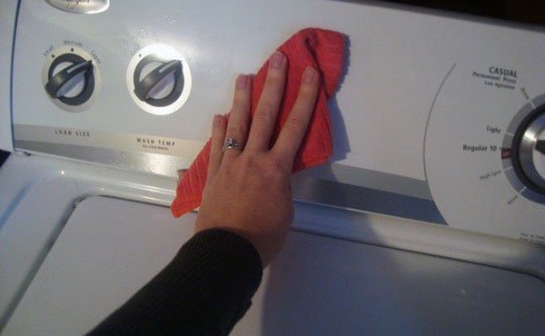 Apply Tiret to a cloth and wipe the washing machine.