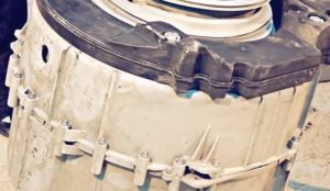 the halves of the detachable tank are connected with screws