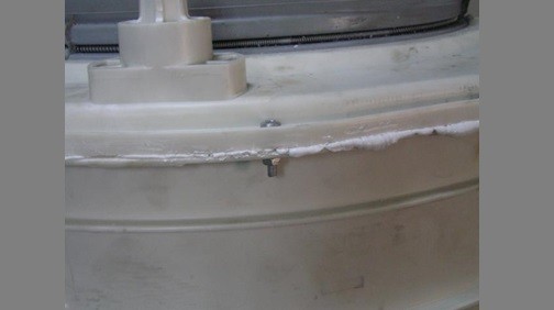 We glue the halves of the tank together and additionally tighten them with screws