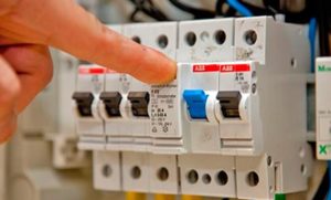 We urgently de-energize the washing machine.