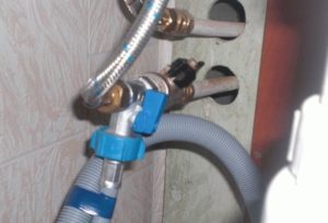 Трябва ли да спирам водата в съдомиялната машина?