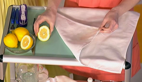 We clean the oilcloth with lemon or a paste of citric acid