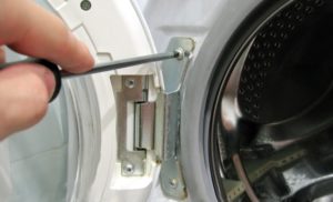 hinges on the SM door